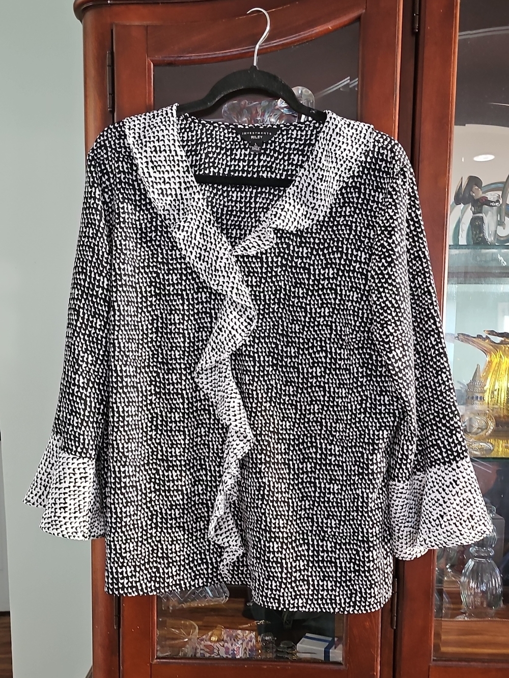 Investments Riley  Black & White Printed Ruffle Front Blouse Size Large